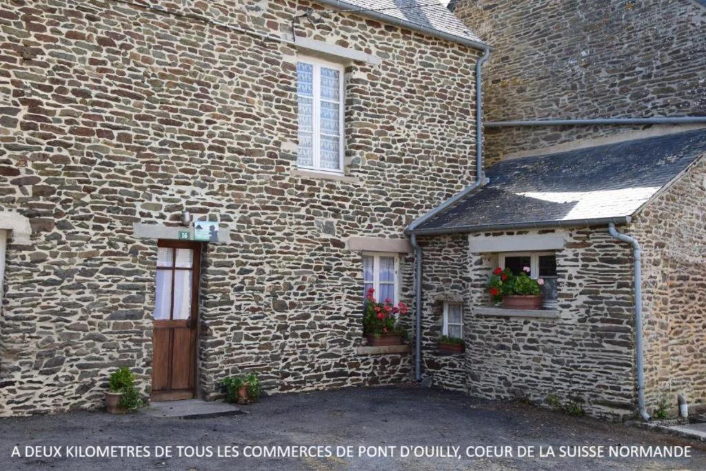 Les Miquelots Bed and Breakfast Pont-d'Ouilly Eksteriør billede